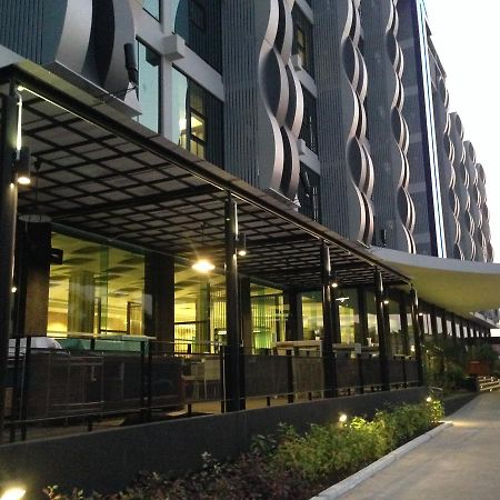 Alvarez Hotel Buriram Extérieur photo