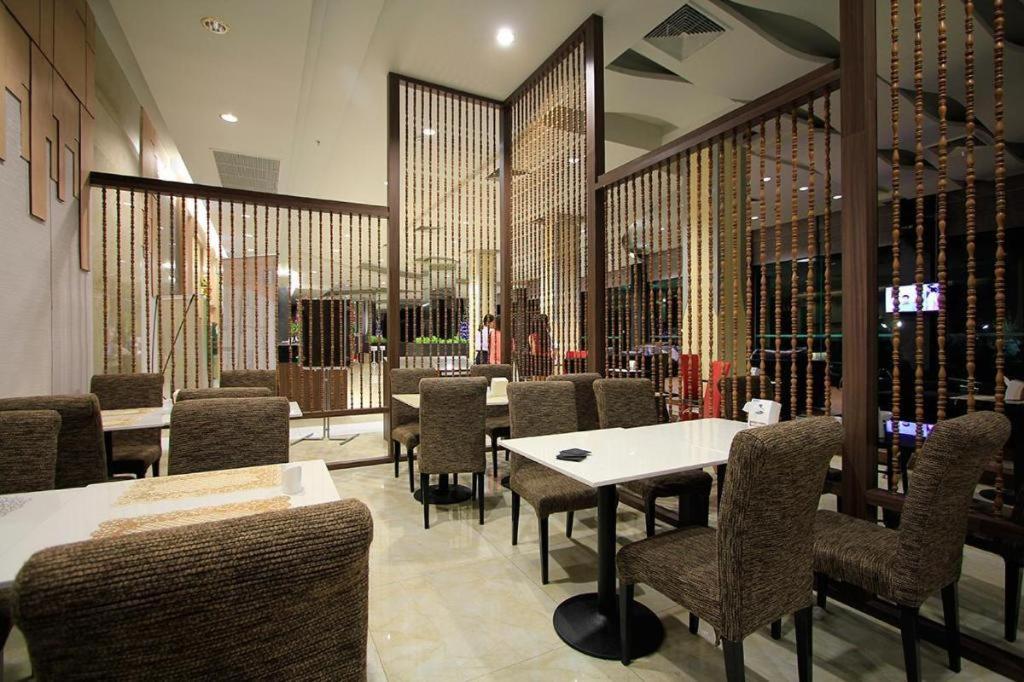 Alvarez Hotel Buriram Extérieur photo
