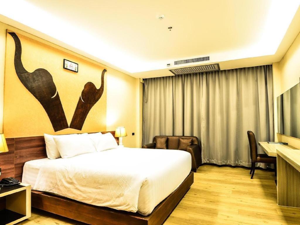 Alvarez Hotel Buriram Extérieur photo