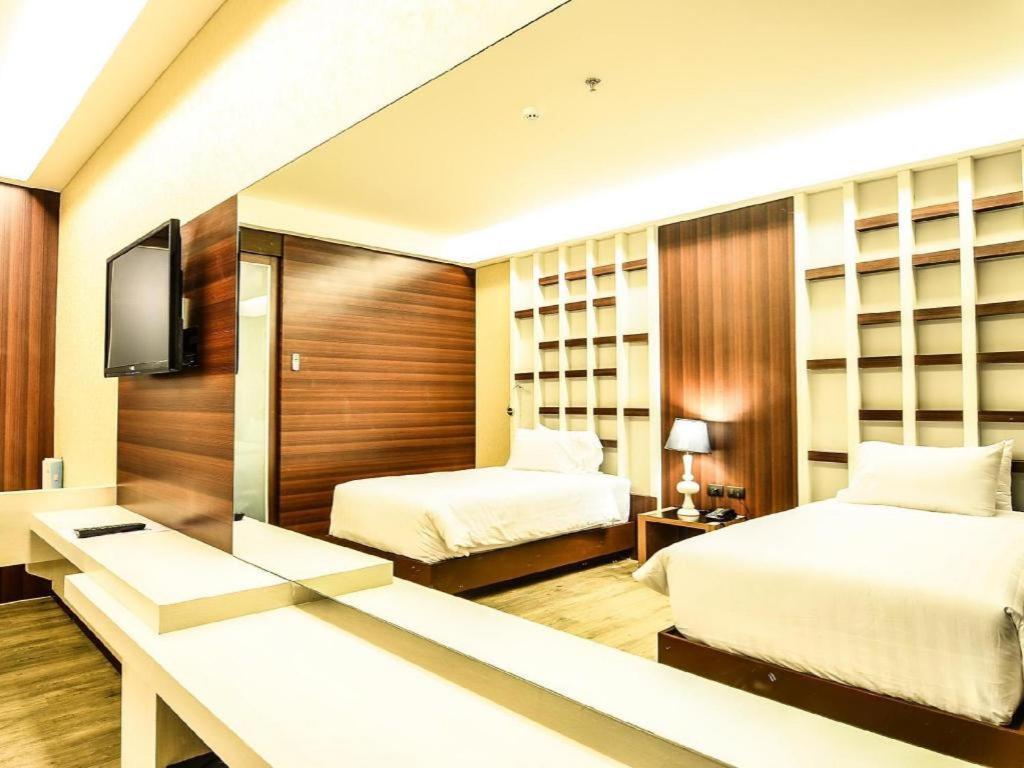 Alvarez Hotel Buriram Extérieur photo