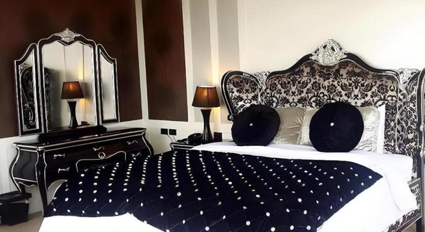 Alvarez Hotel Buriram Extérieur photo