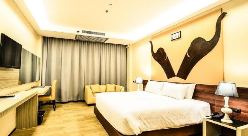 Alvarez Hotel Buriram Extérieur photo