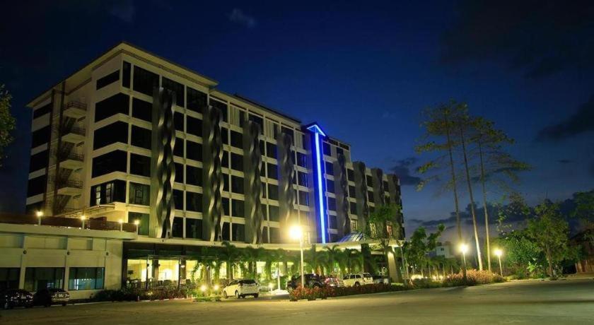 Alvarez Hotel Buriram Extérieur photo