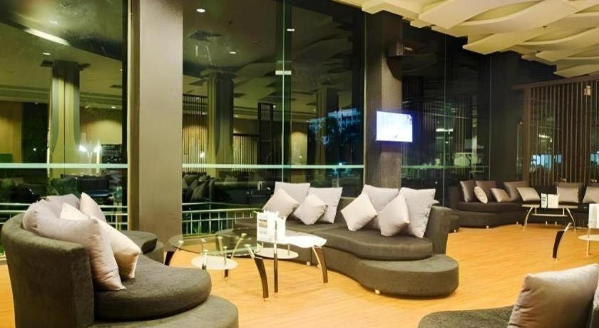 Alvarez Hotel Buriram Extérieur photo