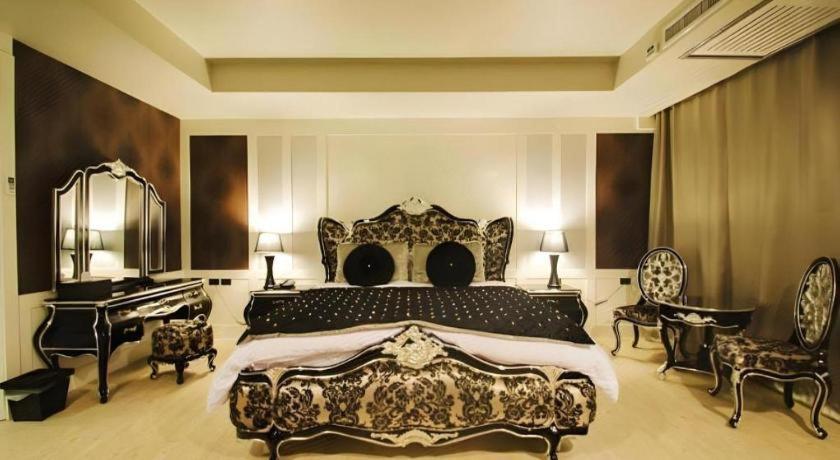Alvarez Hotel Buriram Extérieur photo