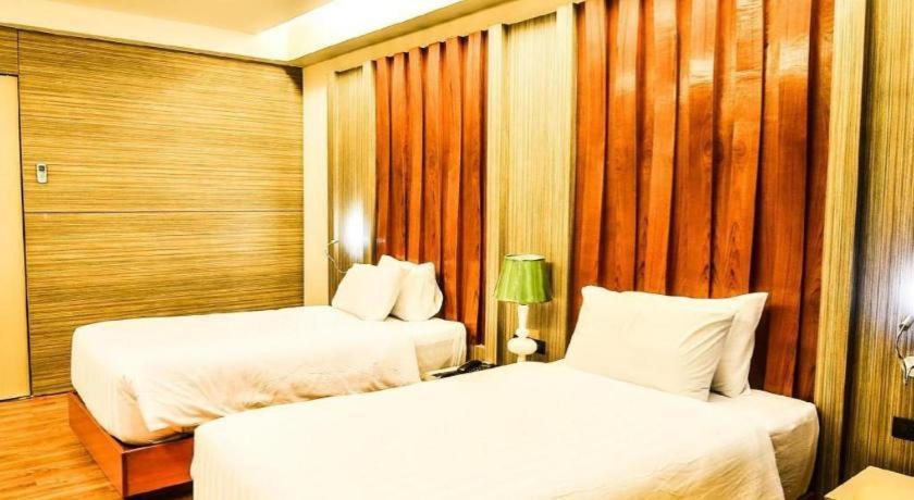 Alvarez Hotel Buriram Extérieur photo