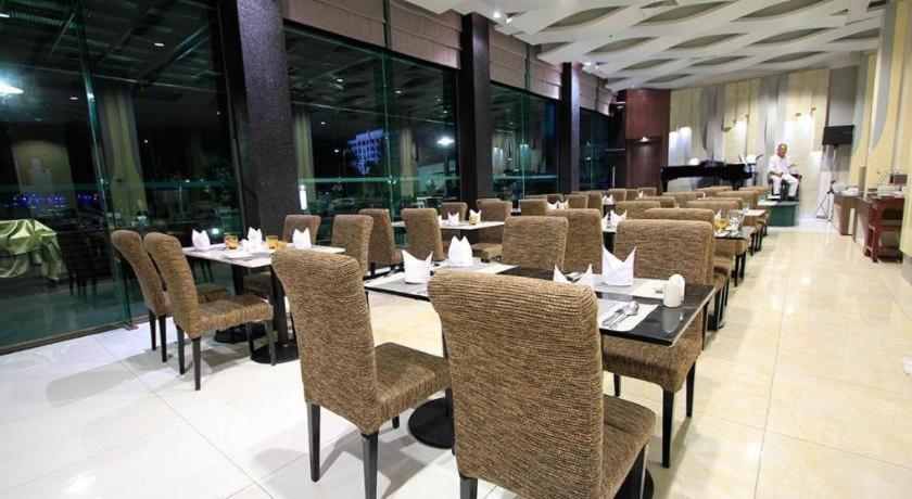 Alvarez Hotel Buriram Extérieur photo