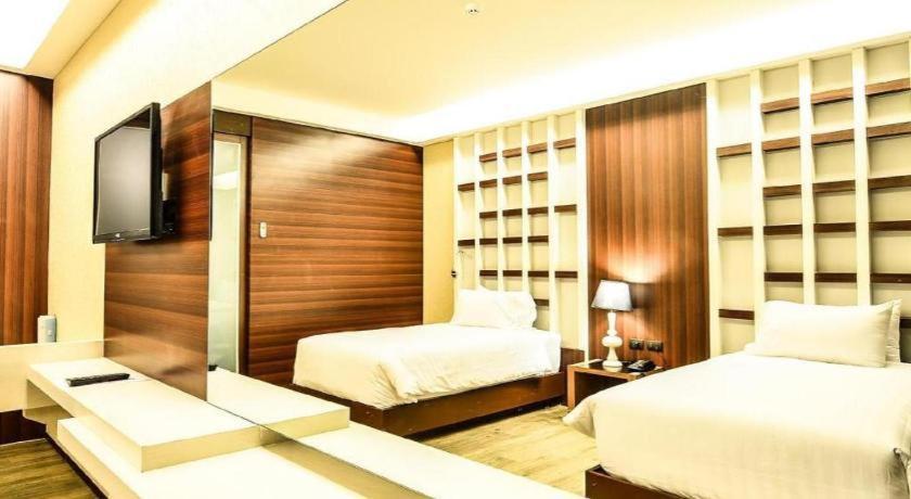 Alvarez Hotel Buriram Extérieur photo