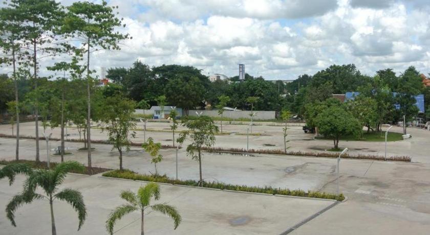 Alvarez Hotel Buriram Extérieur photo
