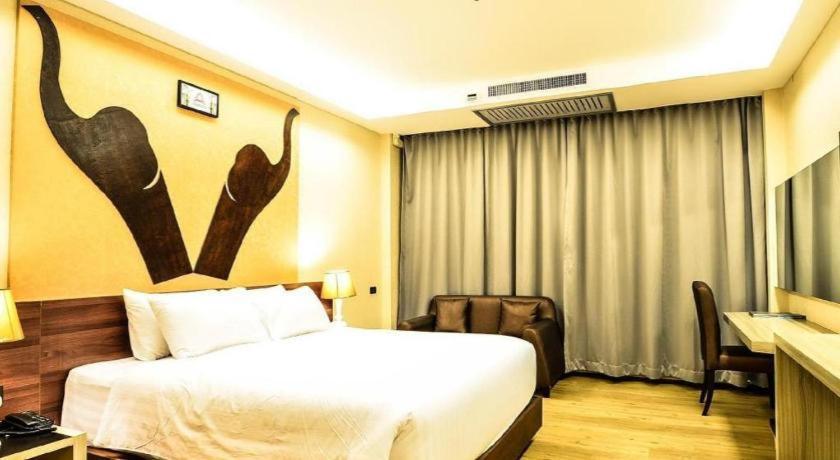 Alvarez Hotel Buriram Extérieur photo