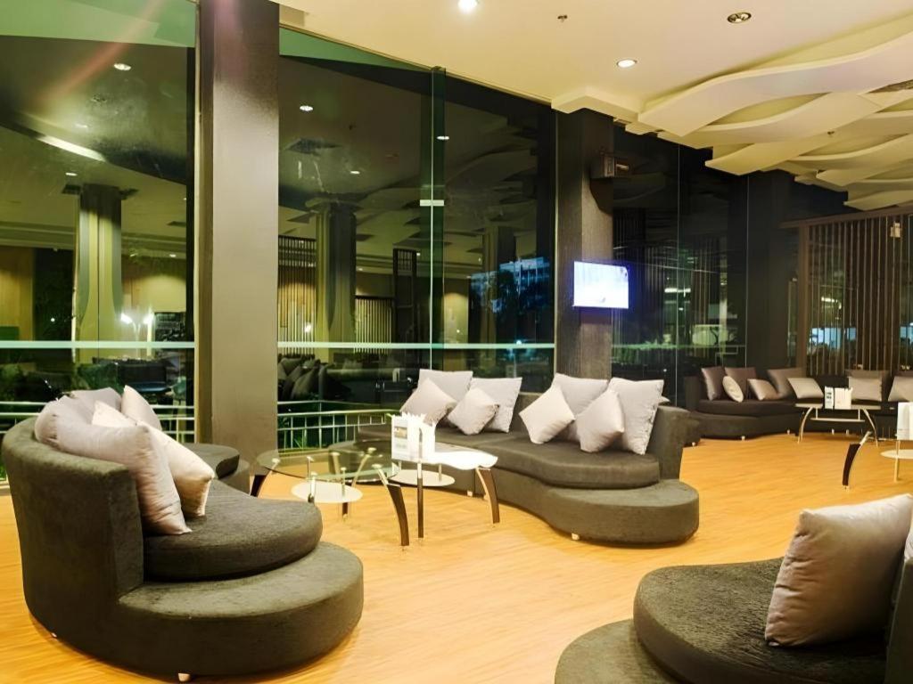 Alvarez Hotel Buriram Extérieur photo