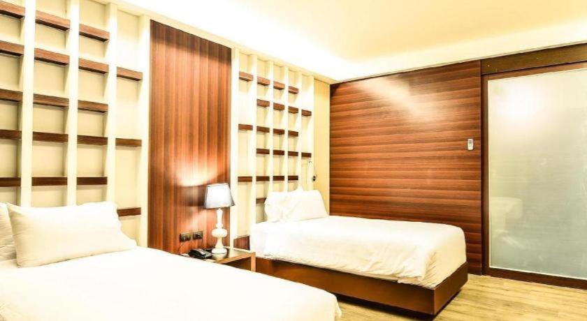 Alvarez Hotel Buriram Extérieur photo