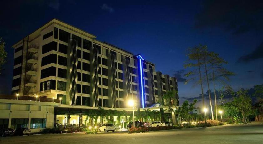 Alvarez Hotel Buriram Extérieur photo