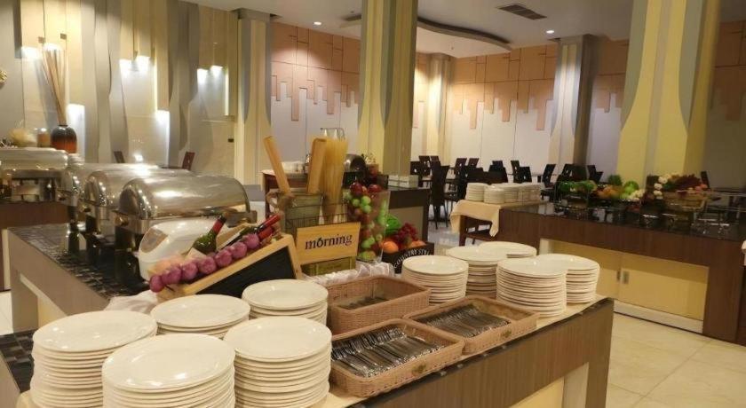 Alvarez Hotel Buriram Extérieur photo