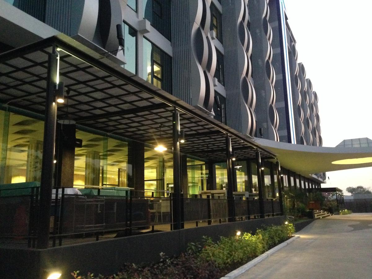 Alvarez Hotel Buriram Extérieur photo